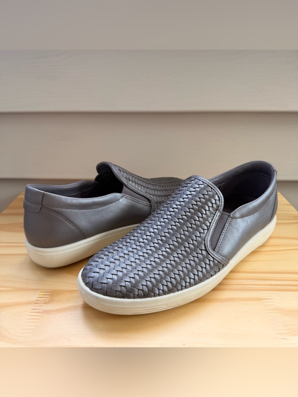 ECCO Soft 7 Women’s 10-10.5 Gray Metallic Woven Leather Slip On Sneakers
